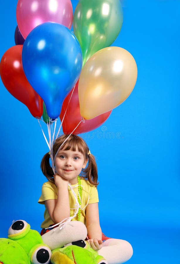 Llittle Mädchen, das bunte Ballone anhält stockbilder Llittle Mädchen, das bunte Ballone anhält stockbilder