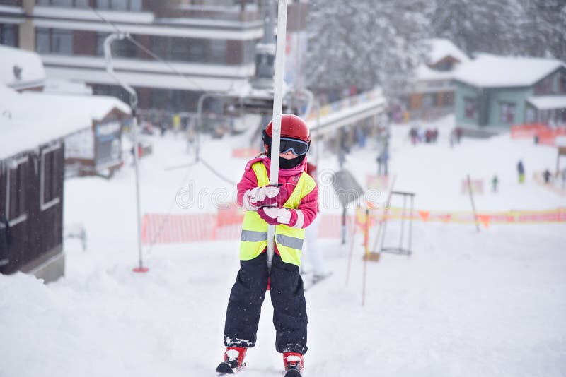 Llittle ski?end meisje die vast een handvat van een skislepen houden royalty-vrije stock foto's Llittle ski?end meisje die vast een handvat van een skislepen houden royalty-vrije stock foto's