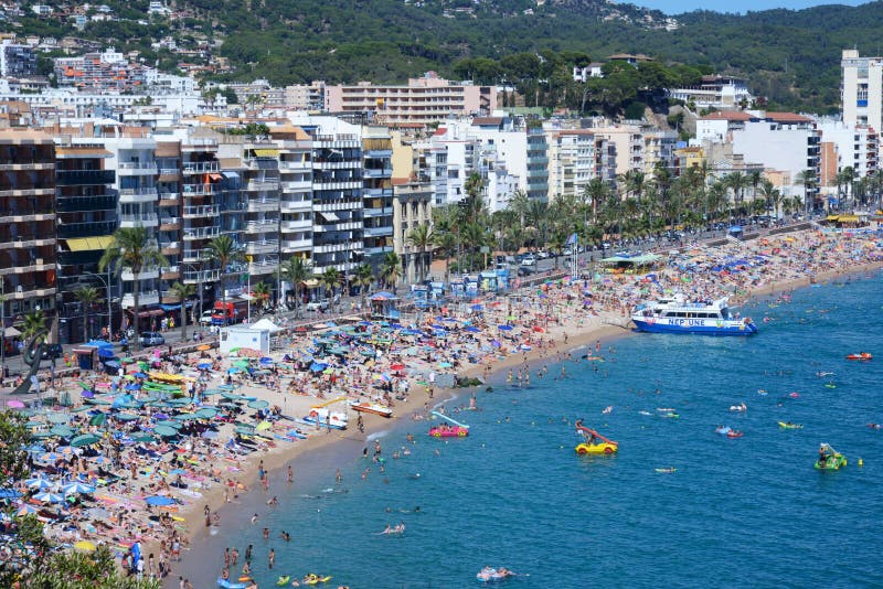 Rovinare, 25, 2016 affollato Spiaggia prima lungomare marittimo da rovinare.