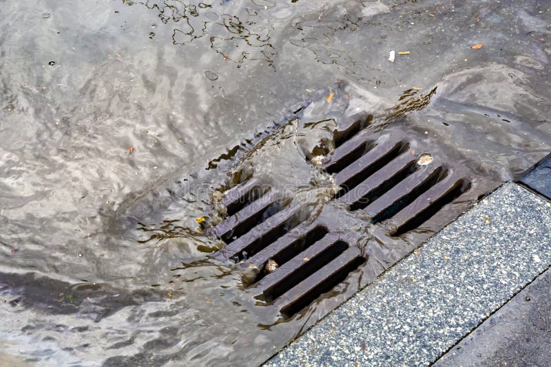 Llueva fluir en un sistema de alcantarillado de la precipitación excesiva imágenes de archivo libres de regalías Llueva fluir en un sistema de alcantarillado de la precipitación excesiva imágenes de archivo libres de regalías