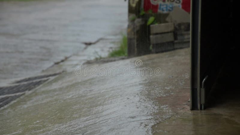 Lluvia del tiro del primer en el camino