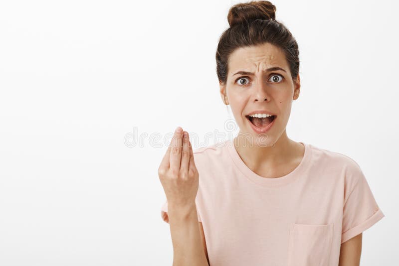 Lo orinate fuori Ritratto della giovane donna importunata ed infastidita che discute esprimendo il proprio punto di vista perché fotografie stock libere da diritti Lo orinate fuori Ritratto della giovane donna importunata ed infastidita che discute esprimendo il proprio punto di vista perché fotografie stock libere da diritti