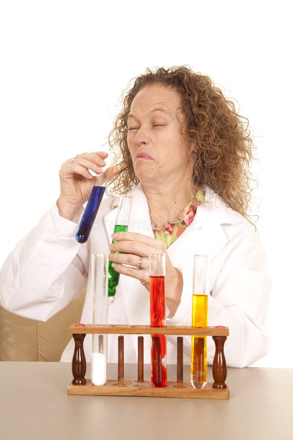 Lo scienziato pazzo della donna con le provette sgranocchia il fronte fotografia stock Lo scienziato pazzo della donna con le provette sgranocchia il fronte fotografia stock