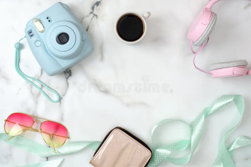 Lo scrittorio delle donne con gli accessori ed i dispositivi alla moda Macchina fotografica moderna della foto, tazza di caff?, b fotografia stock libera da diritti Lo scrittorio delle donne con gli accessori ed i dispositivi alla moda Macchina fotografica moderna della foto, tazza di caff?, b fotografia stock libera da diritti