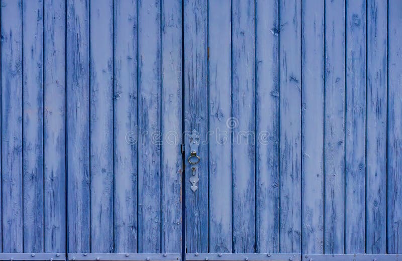 Lo sfondo blu di lavanda di una porta di stalla di legno in Provenza fotografie stock Lo sfondo blu di lavanda di una porta di stalla di legno in Provenza fotografie stock