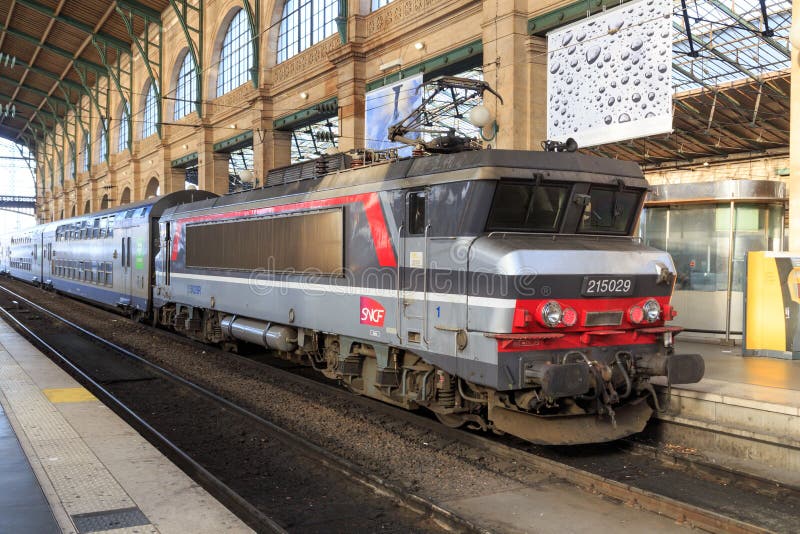 Lo SNCF si prepara nella stazione fotografia stock Lo SNCF si prepara nella stazione fotografia stock