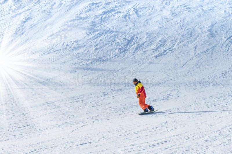Uno snowboarder scende la montagna fotografie stock libere da diritti