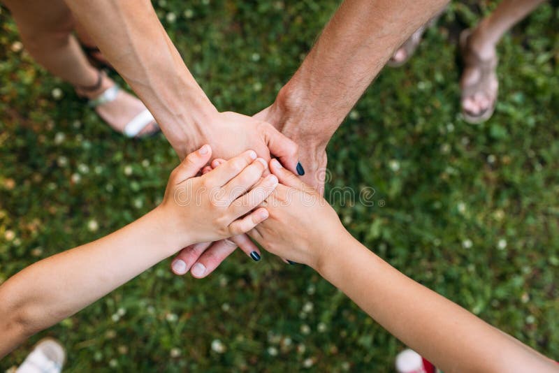 Lo spirito di gruppo della famiglia protegge il concetto della natura immagine stock Lo spirito di gruppo della famiglia protegge il concetto della natura immagine stock