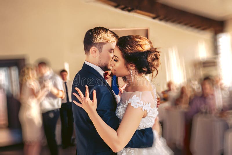 Lo sposo abbraccia la sposa durante il ballo di nozze fotografia stock Lo sposo abbraccia la sposa durante il ballo di nozze fotografia stock