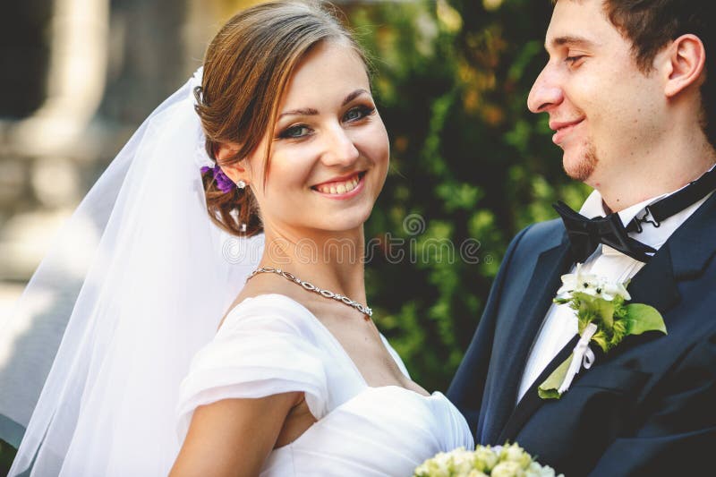 Lo sposo racconta le storie della sposa che cammina lungo le ferrovie sullo stre immagini stock Lo sposo racconta le storie della sposa che cammina lungo le ferrovie sullo stre immagini stock