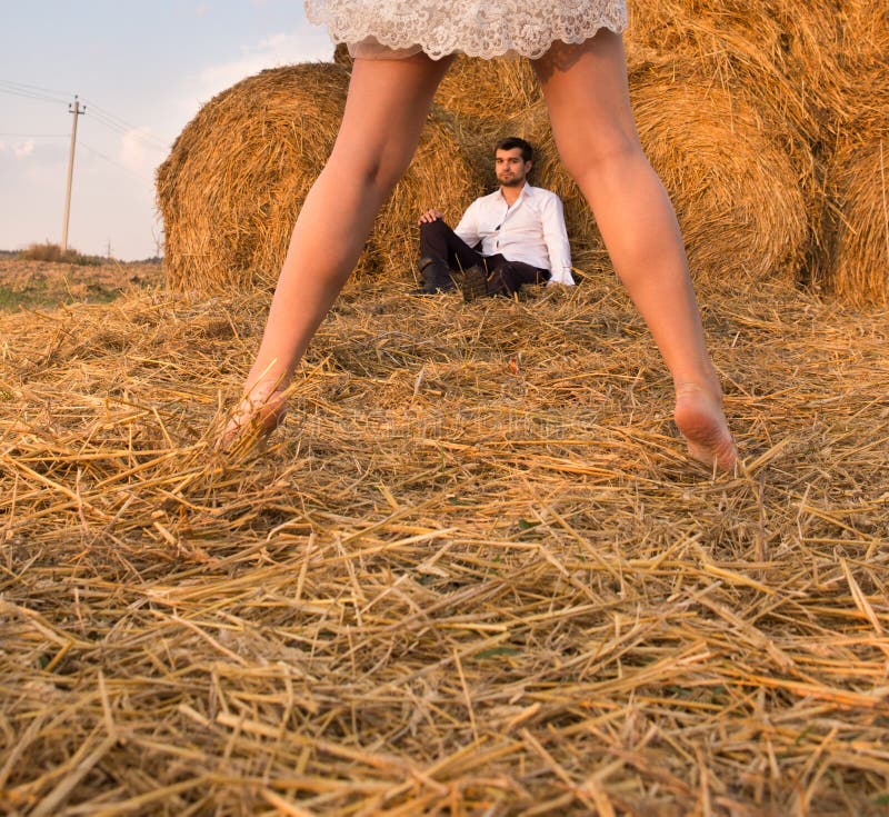 Lo sposo si siede fra le gambe della sposa immagini stock libere da diritti Lo sposo si siede fra le gambe della sposa immagini stock libere da diritti