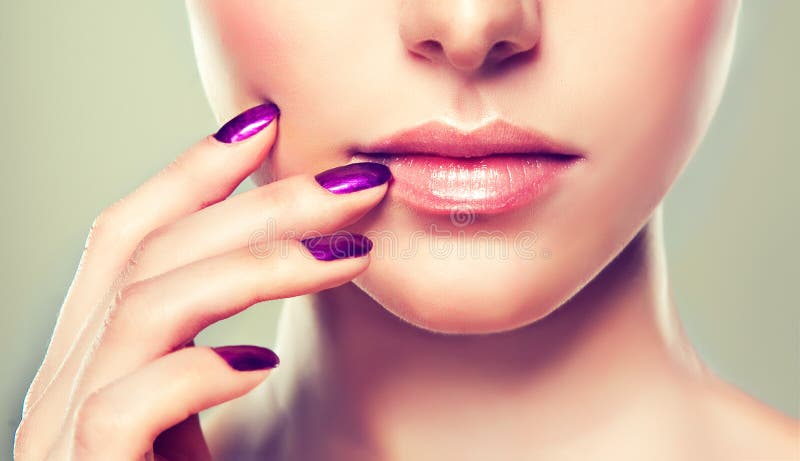 Lo stile di lusso di modo, unghie manicure, cosmetici, trucco immagine stock libera da diritti Lo stile di lusso di modo, unghie manicure, cosmetici, trucco immagine stock libera da diritti