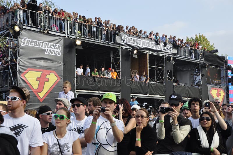 Lo stile libero, snowboard, BMX-concorso, festival, ammassa la gente del od fotografie stock libere da diritti Lo stile libero, snowboard, BMX-concorso, festival, ammassa la gente del od fotografie stock libere da diritti