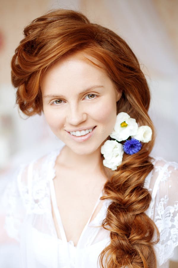 Lo stilista fa la sposa di trucco sul giorno delle nozze immagine stock Lo stilista fa la sposa di trucco sul giorno delle nozze immagine stock