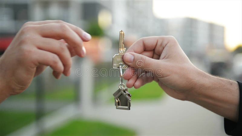 Lo sviluppatore passa la chiave di nuova casa al compratore