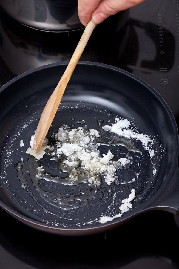 Lo zucchero si mescola su con il cucchiaio di legno fotografie stock libere da diritti Lo zucchero si mescola su con il cucchiaio di legno fotografie stock libere da diritti