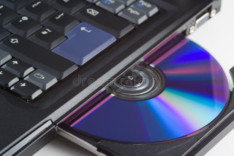 Computer portatile con un cd nel vassoio.