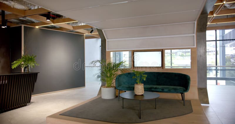 Lobby de bureau moderne avec canapé vert table basse et plantes intérieures copie espace banque de vidéos