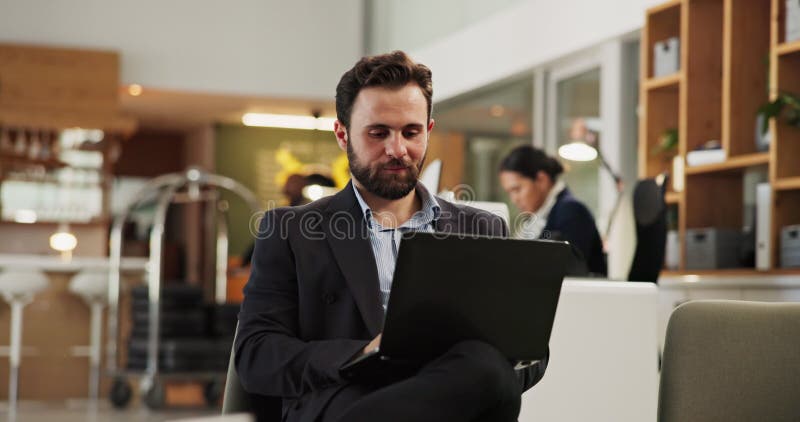 Lobby oaspete și om pe călătorie de afaceri laptop și zâmbet pentru e-mail pe site-ul de tastare și tehnologie. Angajatul hotelulu stock video footage