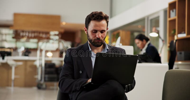 Lobby tastarea și omul cu laptop hotel și pregătirea pentru prezentare pe web angajat și on-line. Se așteaptă invitatul și stock video footage