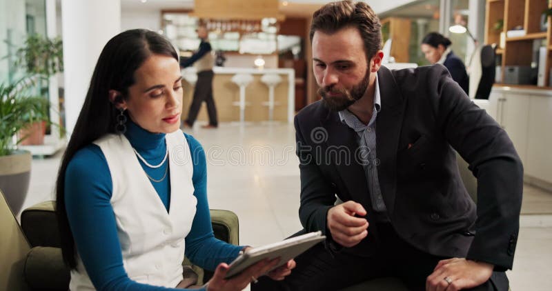 Lobby-ul hotelului și oamenii de afaceri în întâlnire pe tabletă pentru planificarea discuțiilor și afacere B2B. Ospitalitate prof stock video