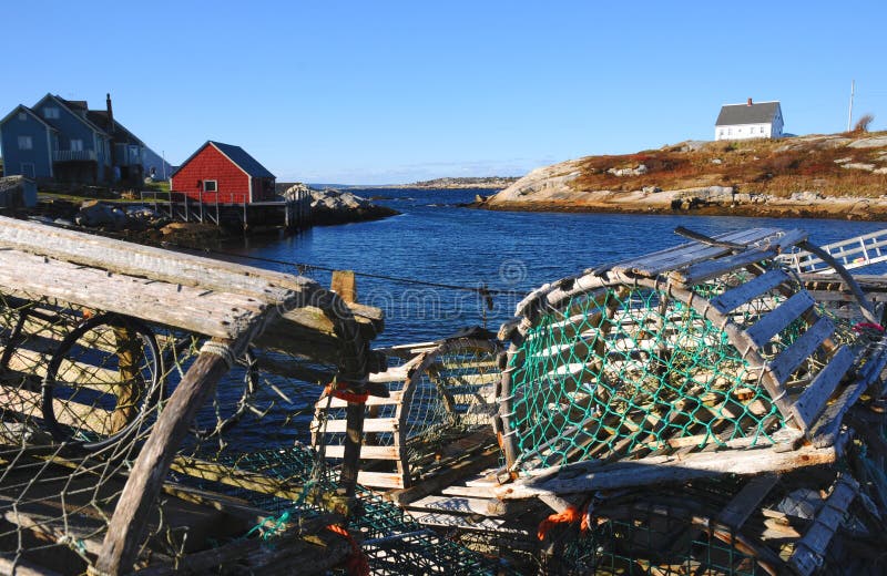 Un mucchio di trappole sul molo a Peggys Cove Nova Scotia.