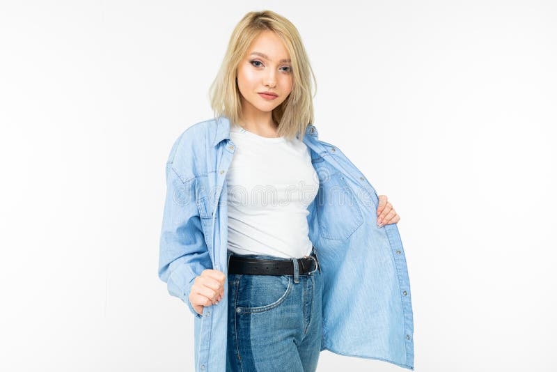 Loca Linda Muchacha El Pelo Rubio En Ropa Elegante De Jeans Posando En Fondo Blanco Con Espacio Para Copiar Imagen de archivo - Imagen de fondo, coqueteo: