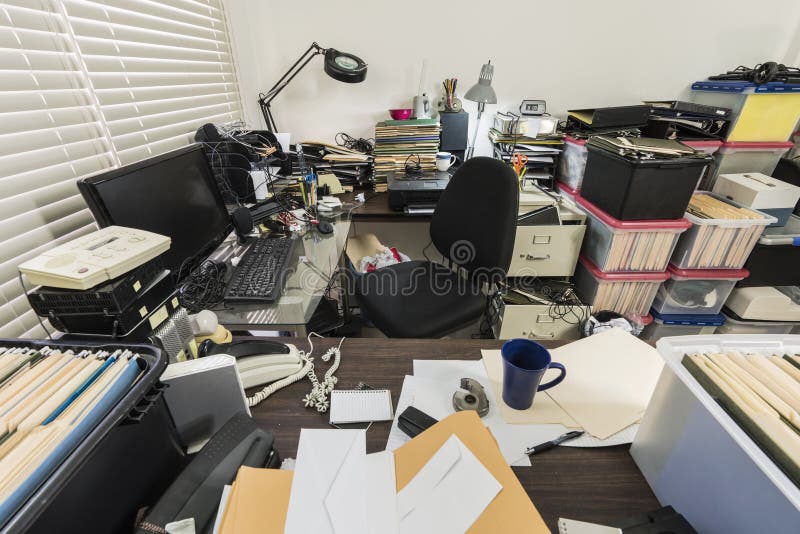 Local commercial malpropre avec des piles des dossiers photos libres de droits Local commercial malpropre avec des piles des dossiers photos libres de droits