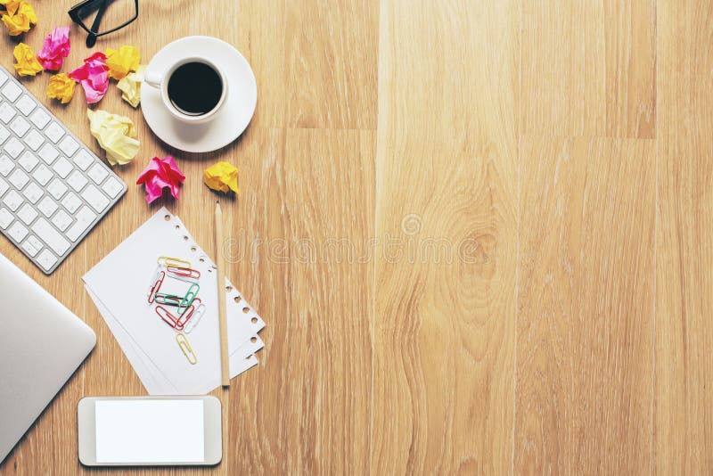 Local de trabalho do escritório com artigos imagem de stock