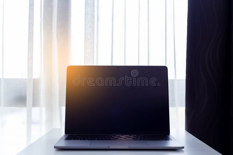 Local de trabalho do escritório com notebook na mesa branca, mesa branca de escritório fotos de stock Local de trabalho do escritório com notebook na mesa branca, mesa branca de escritório fotos de stock