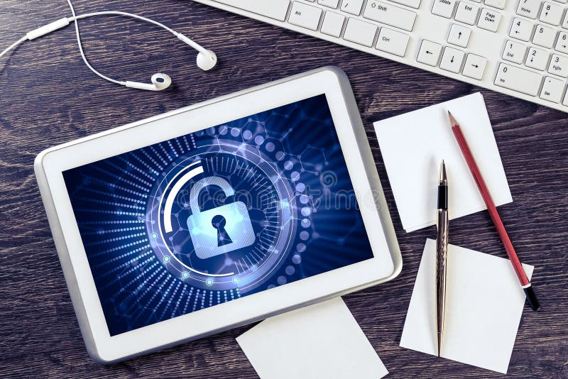 Local de trabalho com tablet e conceito de segurança no ecrã imagens de stock royalty free