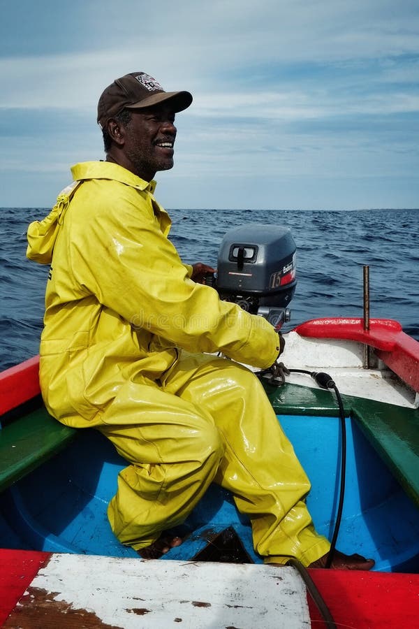 https://thumbs.dreamstime.com/b/local-fisherman-going-out-to-sea-fish-yellow-fin-tuna-wahoo-traditional-colorful-dinghy-vila-do-maio-island-cape-verde-127333528.jpg