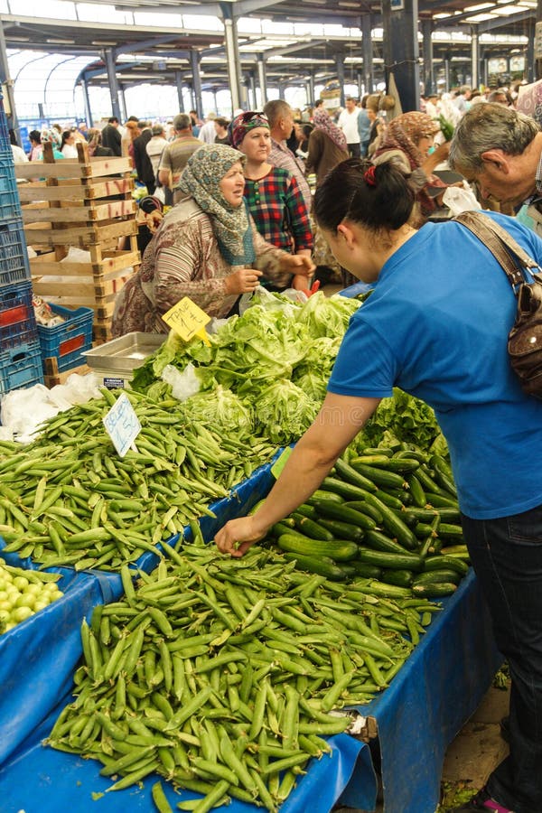 https://thumbs.dreamstime.com/b/local-shoppers-buy-vegetables-canakkale-turkey-may-weekly-market-canakkale-turkey-42611190.jpg