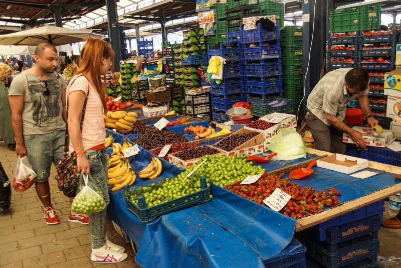 https://thumbs.dreamstime.com/b/local-shoppers-buy-vegetables-canakkale-turkey-may-weekly-market-canakkale-turkey-42632905.jpg