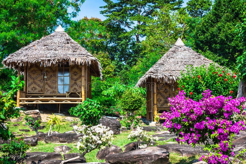 Località di soggiorno di legno del bungalow nell'isola del phi del phi di ko, Tailandia