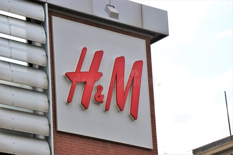Sign and showcase of the famous clothing and underwear brand ` H&M` royalty free stock photography Sign and showcase of the famous clothing and underwear brand ` H&M` royalty free stock photography