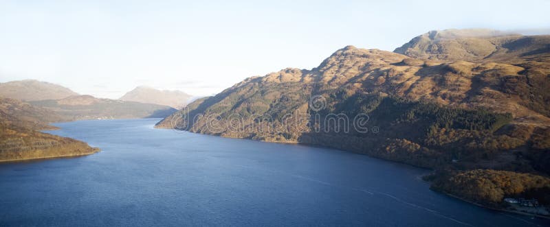 Loch Lomond i höstbanderollen för hönsfåglar från ovan som visar öar i Highlands Scotland UK royaltyfri foto Loch Lomond i höstbanderollen för hönsfåglar från ovan som visar öar i Highlands Scotland UK royaltyfri foto