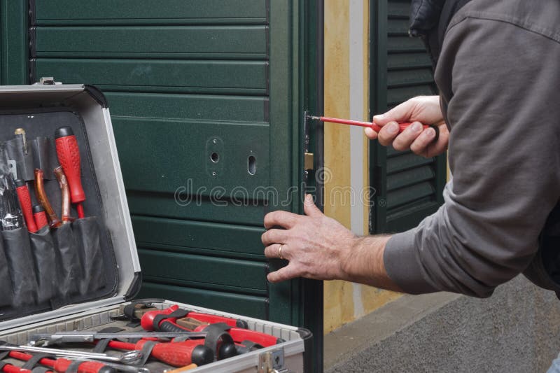 Locksmith naprawa drzwiowy kędziorek zdjęcie royalty free Locksmith naprawa drzwiowy kędziorek zdjęcie royalty free