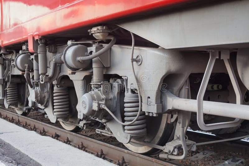Locomotief op spoorwegstation, sluiting van het mechanisme van de ijzeren spoorwielen, constructie van het stalen spoorwiel, wage royalty-vrije stock foto Locomotief op spoorwegstation, sluiting van het mechanisme van de ijzeren spoorwielen, constructie van het stalen spoorwiel, wage royalty-vrije stock foto