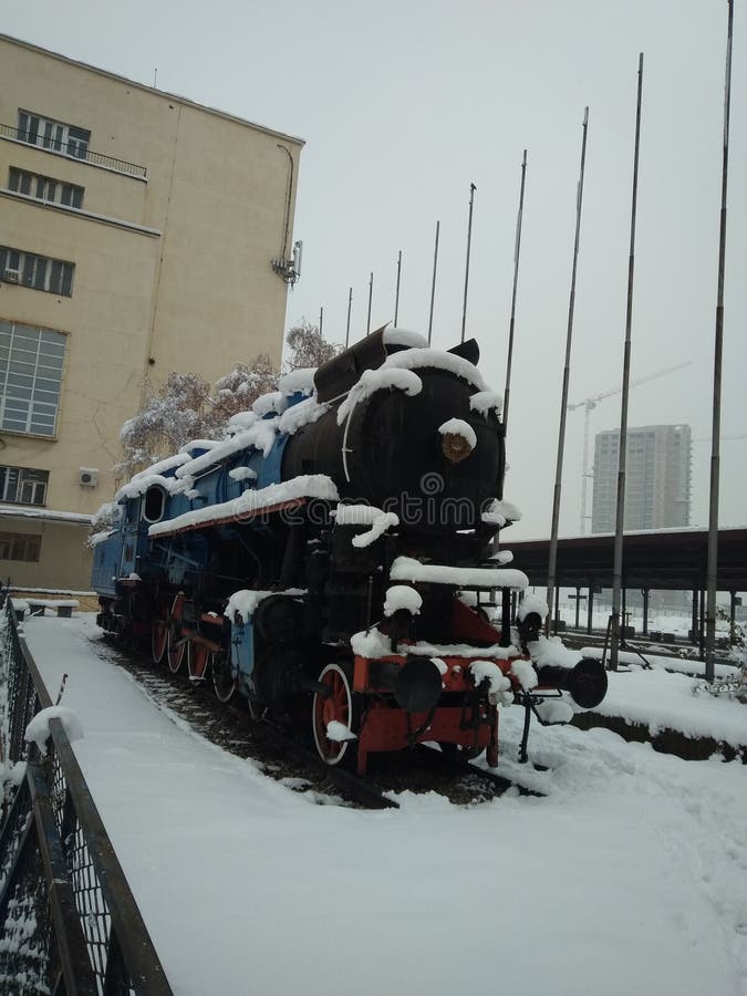 Locomotiva de vapor sob a neve fotografia de stock Locomotiva de vapor sob a neve fotografia de stock