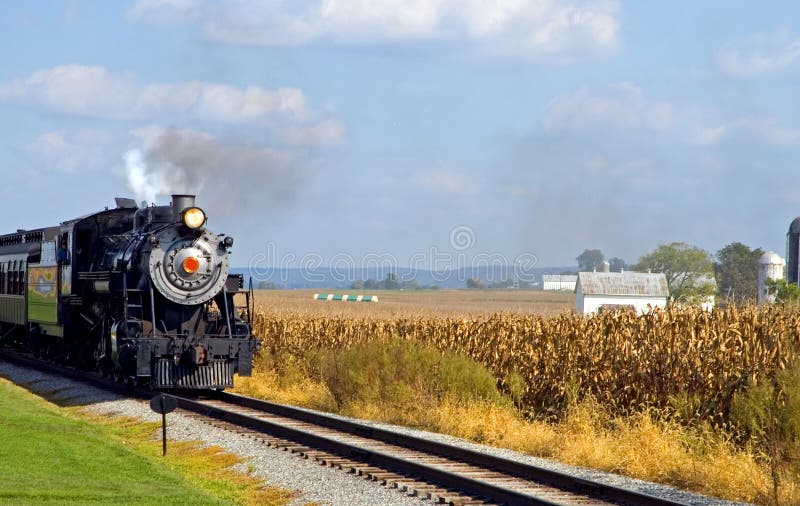 Locomotiva di vapore del paese fotografia stock libera da diritti Locomotiva di vapore del paese fotografia stock libera da diritti