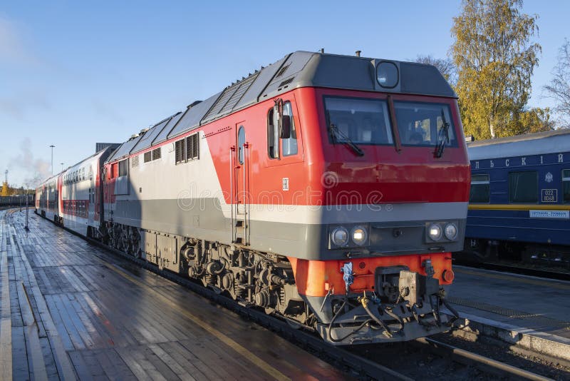 Locomotiva diesel tep70bs con un moderno treno passeggeri a due piani fotografia stock