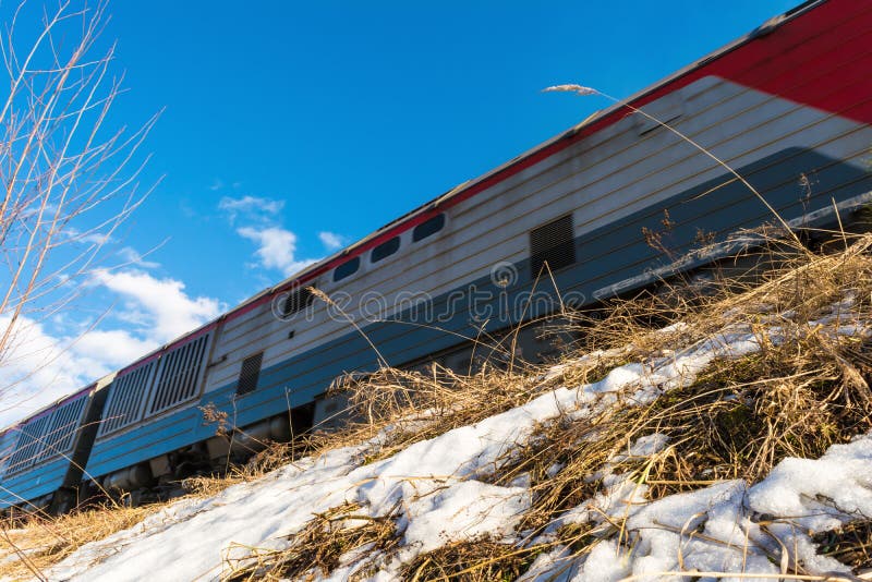 A locomotiva e muitos carros de frete estão viajando pelo trilho, trem de mercadorias nos trilhos no estepe fotos de stock A locomotiva e muitos carros de frete estão viajando pelo trilho, trem de mercadorias nos trilhos no estepe fotos de stock