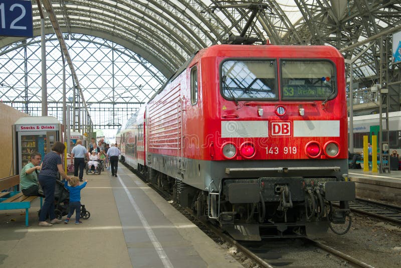 Locomotiva elettrica rossa con un primo piano del treno passeggeri Stazione ferroviaria di Dresda fotografie stock Locomotiva elettrica rossa con un primo piano del treno passeggeri Stazione ferroviaria di Dresda fotografie stock