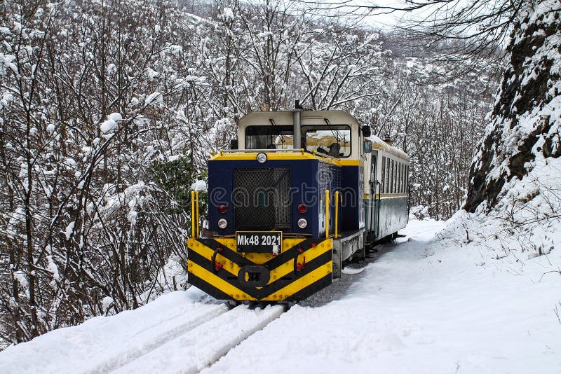 Locomotiva ibrida in neve Treno passeggeri, ferrovia della montagna Hunga fotografie stock libere da diritti Locomotiva ibrida in neve Treno passeggeri, ferrovia della montagna Hunga fotografie stock libere da diritti