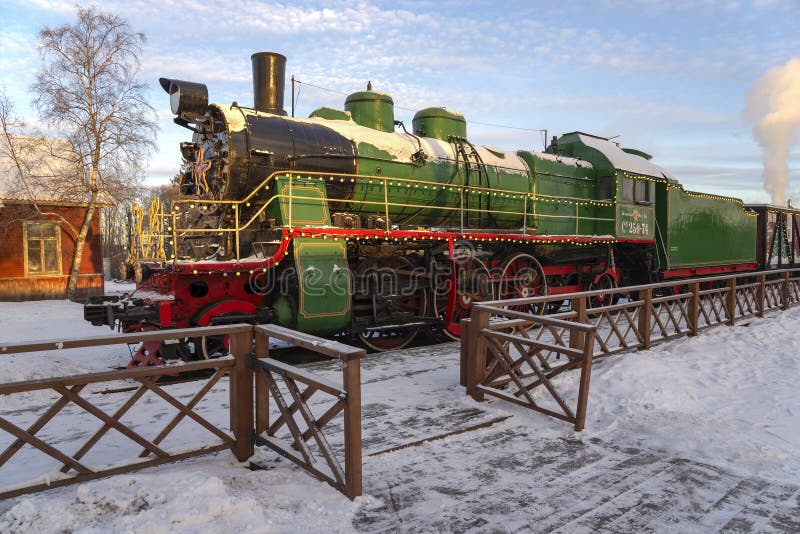 Locomotiva sovietica a vapore Su25074 sulla piattaforma della stazione di Sortavala immagine stock libera da diritti