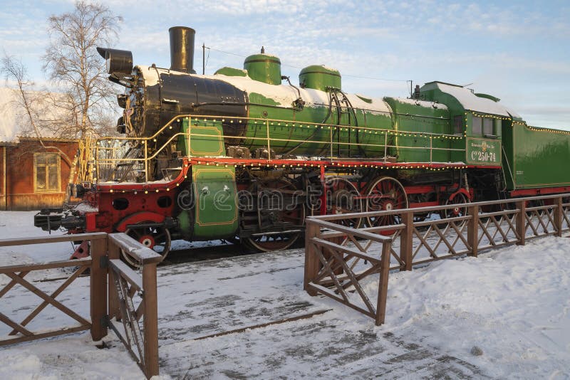 Locomotiva sovietica a vapore Su25074 sulla piattaforma della stazione di Sortavala fotografie stock libere da diritti