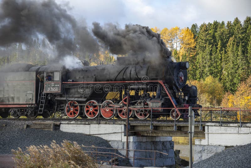 Locomotiva a vapore retrò sulla fase sortavalaruskeala. karelia russia fotografia stock libera da diritti