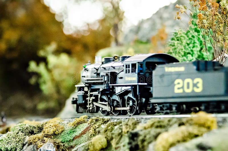 Locomotivas diminutas do trem do modelo do brinquedo na exposição imagem de stock Locomotivas diminutas do trem do modelo do brinquedo na exposição imagem de stock
