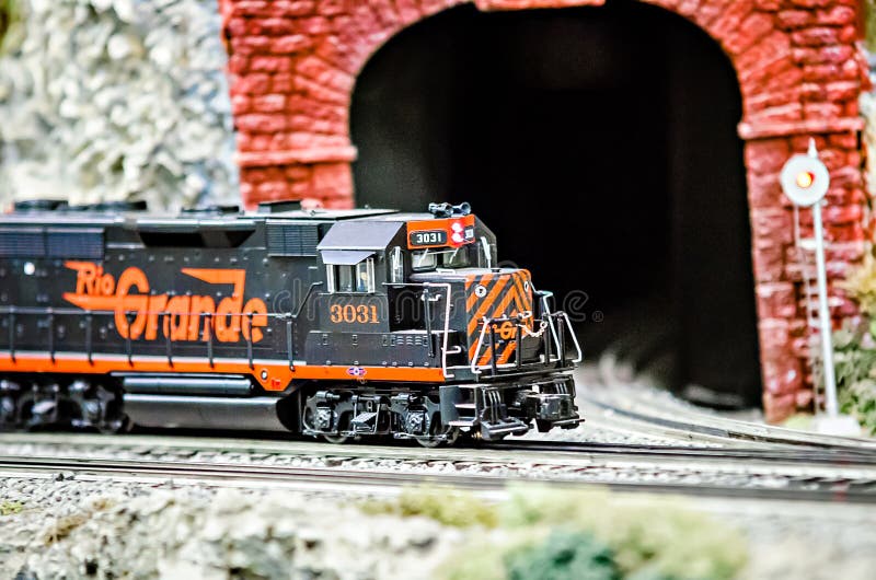Locomotivas diminutas do trem do modelo do brinquedo na exposição fotografia de stock royalty free Locomotivas diminutas do trem do modelo do brinquedo na exposição fotografia de stock royalty free